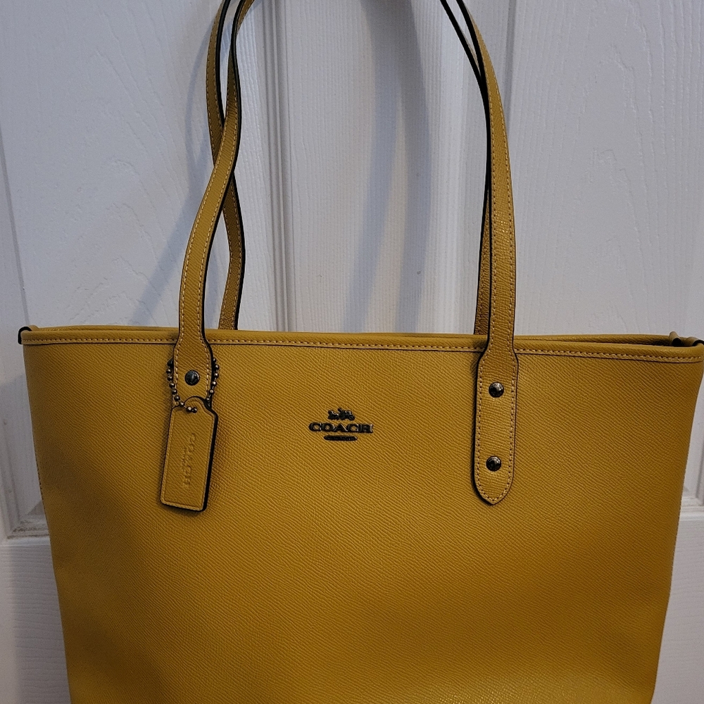 COACH BAG (MUSTARD COLOR) LIKE NEW, EXTREMELY CLEAN!! - Picture 2 of 10